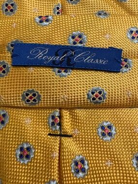 Vintage Royal Classic Tom James Gold Blue Geometric 100% Silk Tie 3.5"